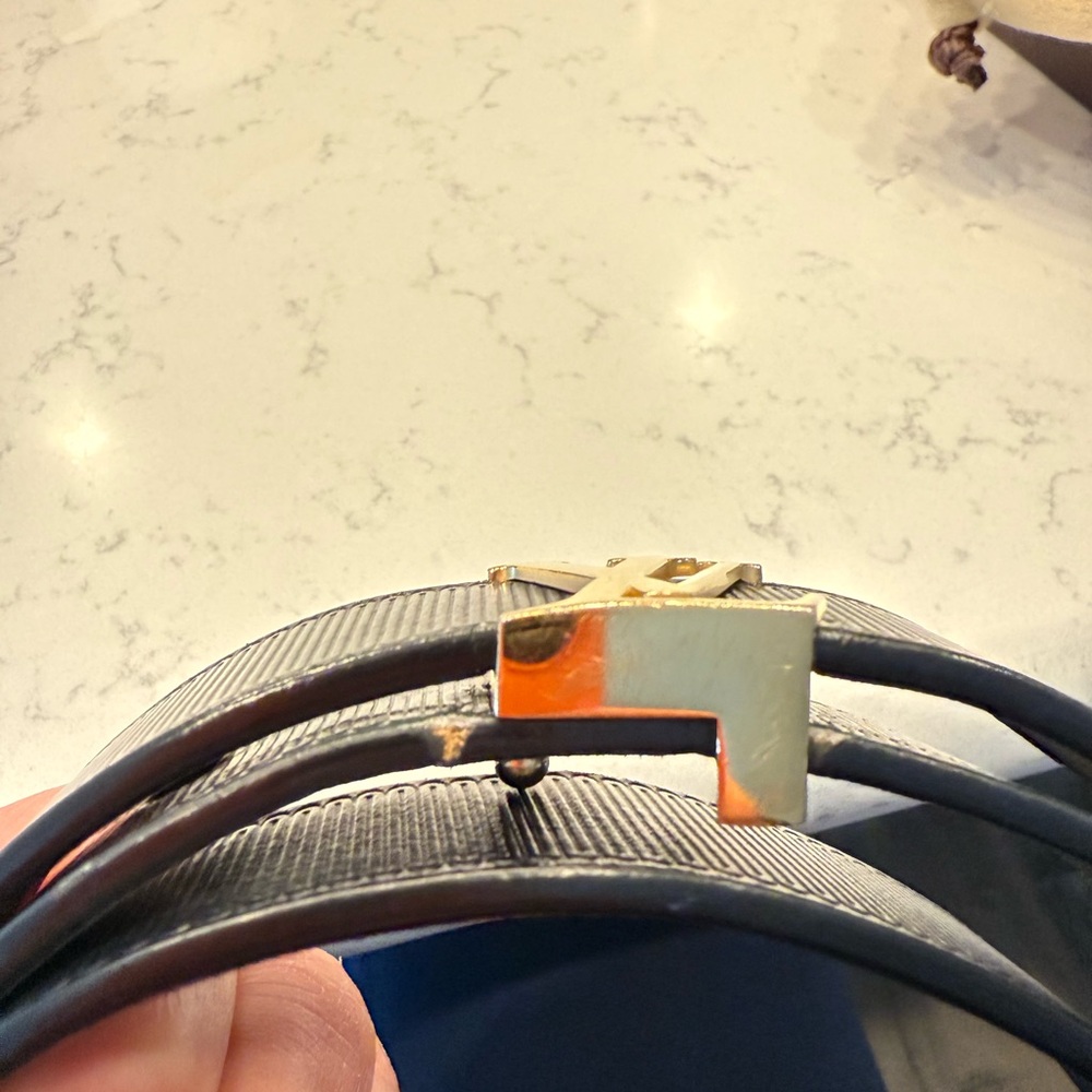 Louis Vuitton Elegant Black Belt with Gold Detailing - Picture 3 of 8